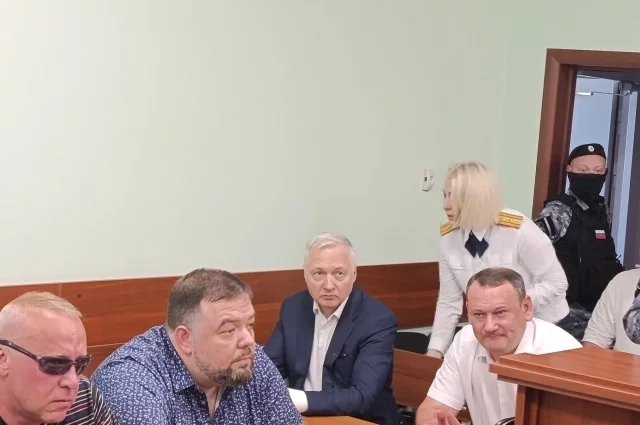 Приговор по делу Юрия Лапшина и Константина Мандрова отложили в связи с возобновление судебного следствия.
