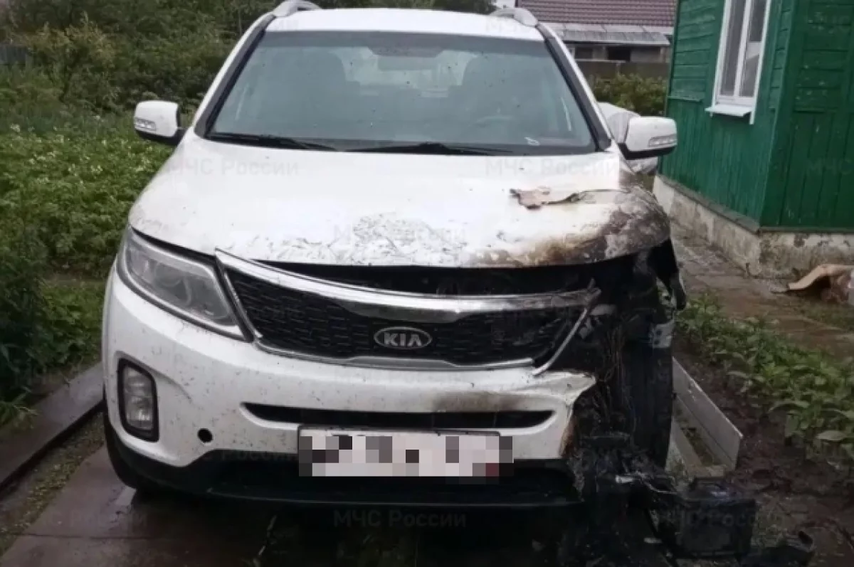 Сотрудники МЧС потушили автомобиль в брянском поселке Ивот