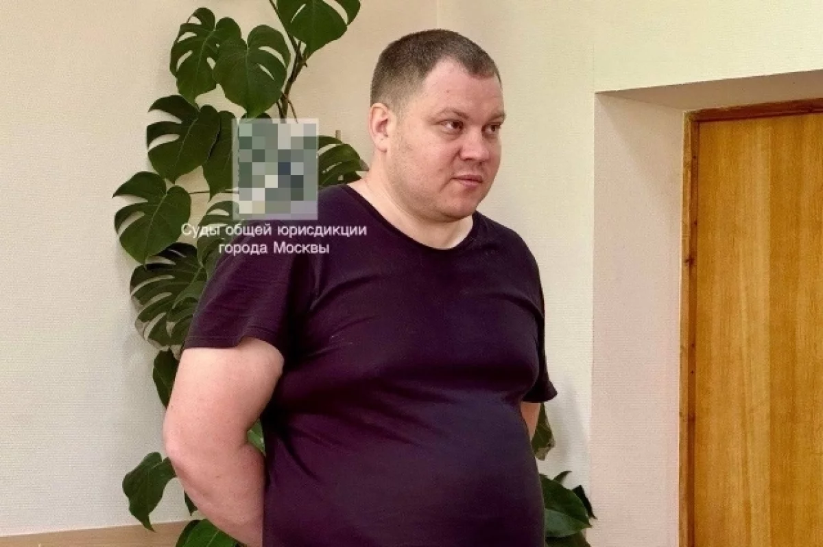 Загоравшего на детской площадке полуголого москвича арестовали на 15 суток