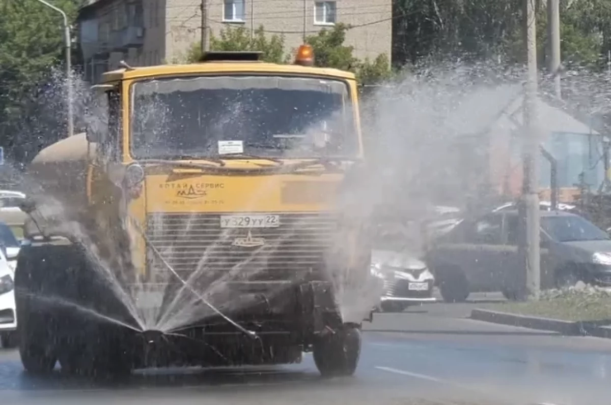 В Барнауле из-за жары начали поливать дороги