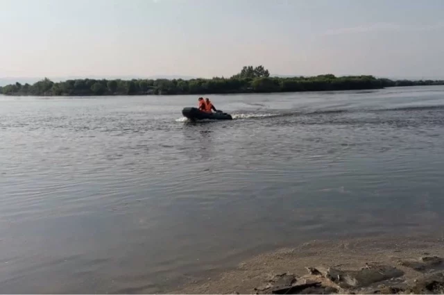 Спасатели ищут тело утонувшего в реке Селенга.