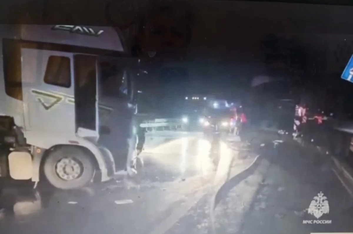 В Ростовской области на автотрассе М-4 грузовик врезался в автобус