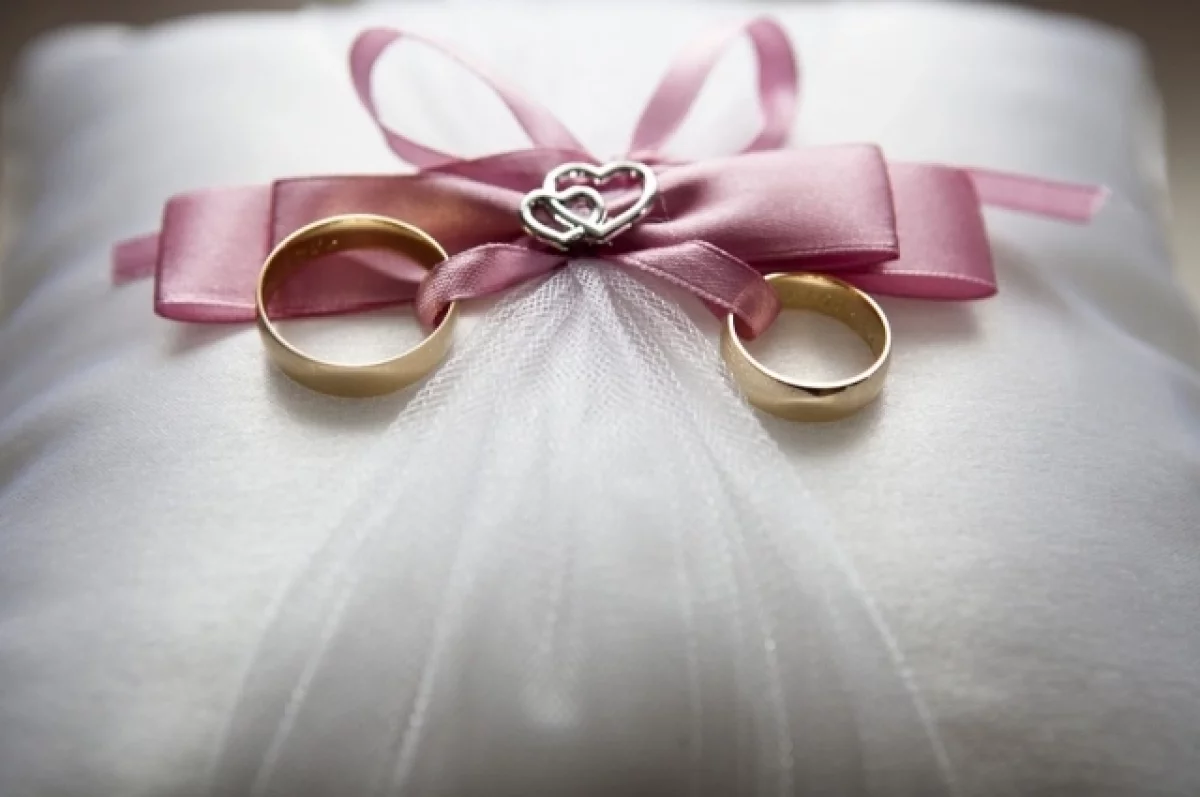 Разуваева: свыше 70 пар вступили в брак на праздниках в День молодежи