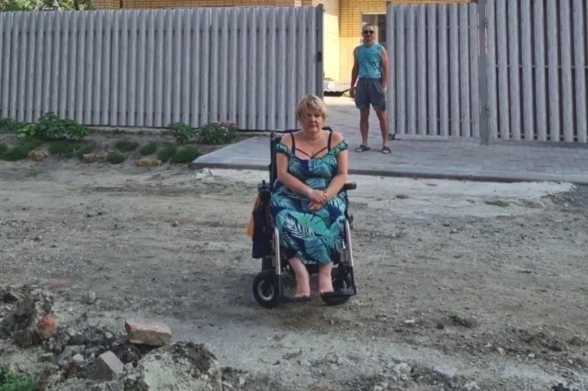 В Ростове инвалид-колясочник пожаловалась на разбитую дорогу у своего дома