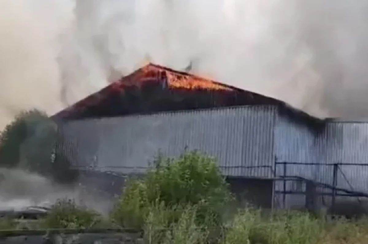 В иркутском Братске загорелся склад на площади 6 тыс. кв. метров