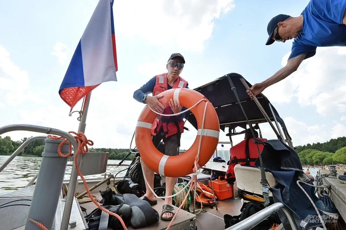 Вышка, катер, водолазы. Aif.ru подежурил со столичными спасателями на воде