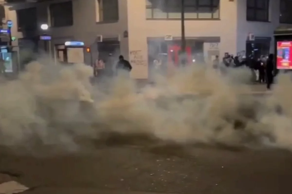 В Париже радикалы бьют витрины кафе и поджигают мусорные баки