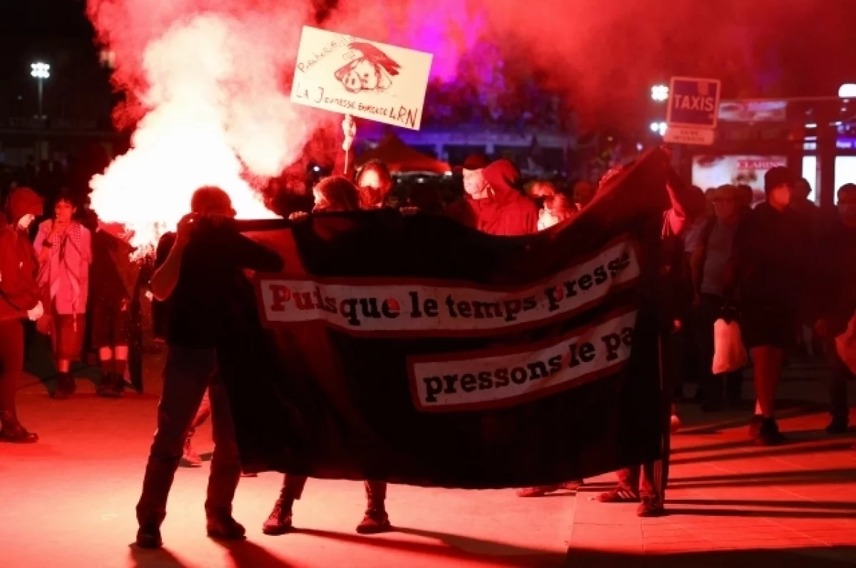 Протестующие крушат бутики и жгут баки в Лионе после первого тура выборов