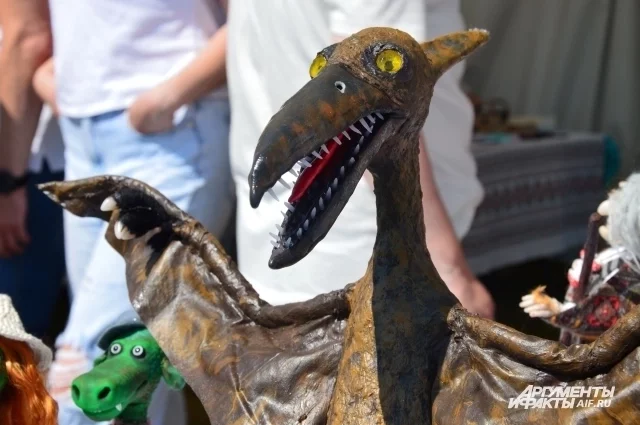 Много сувениров и ручных изделий были посвящены динозаврам. 
