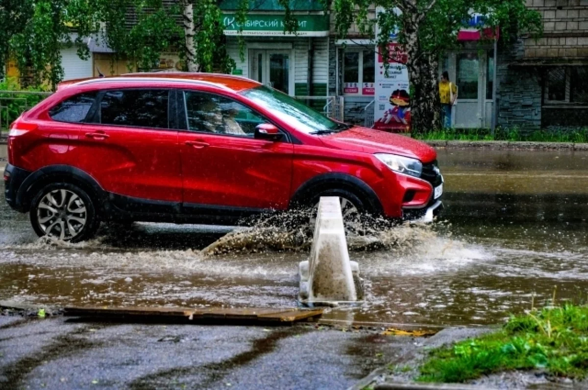 Появились видео затопленного после ливня Новоалтайска