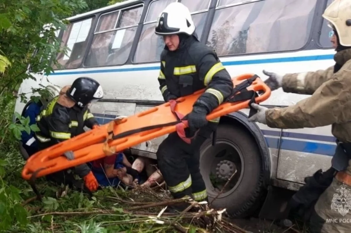 Появились фото аварии, где автобус въехал в остановку с людьми в Бийске