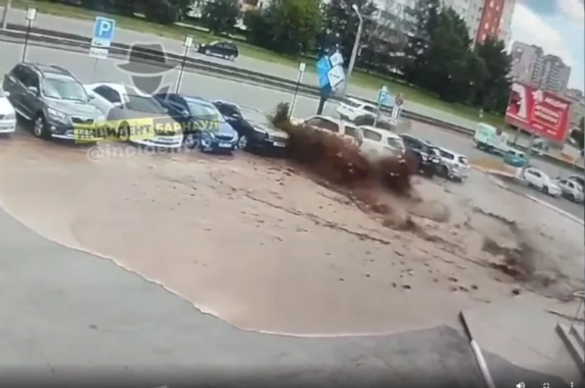 В Барнауле внедорожник утонул прямо на парковке