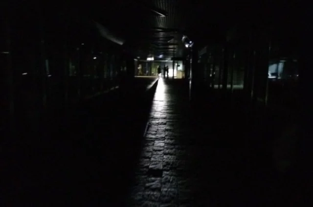 Подземный переход в центре города без света.