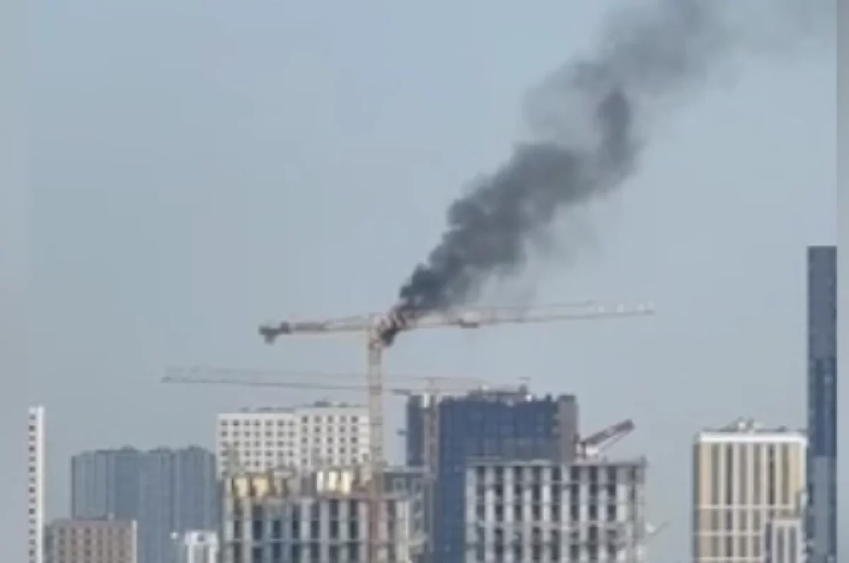 На севере Москвы загорелся башенный кран