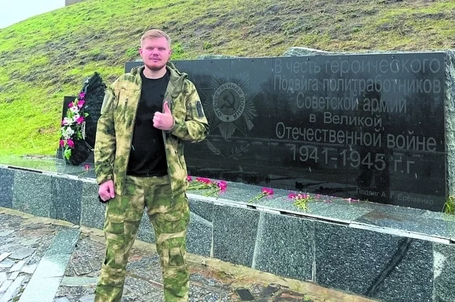 Михаил Безруков часто посещает мемориалы. На фото омич у памятника в ЛНР.