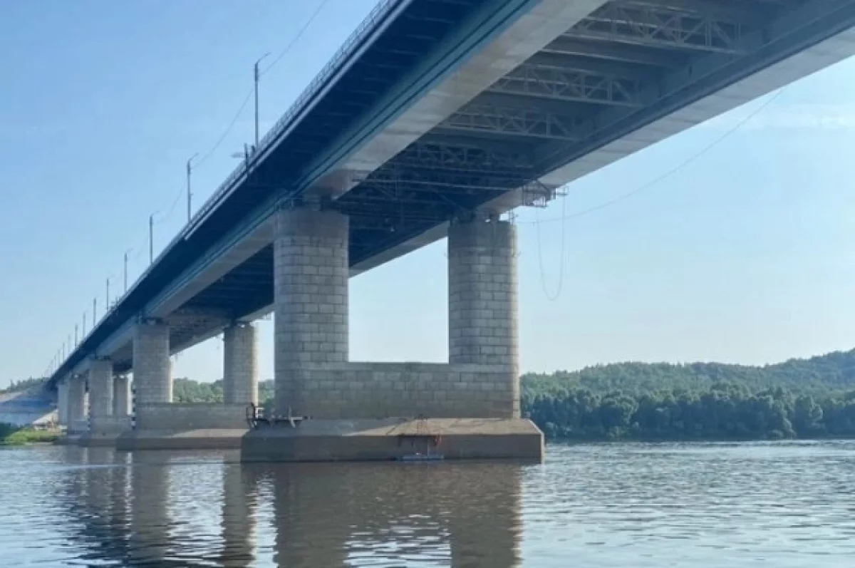 В Нижнем Новгороде с моста упала подвесная люлька с рабочими