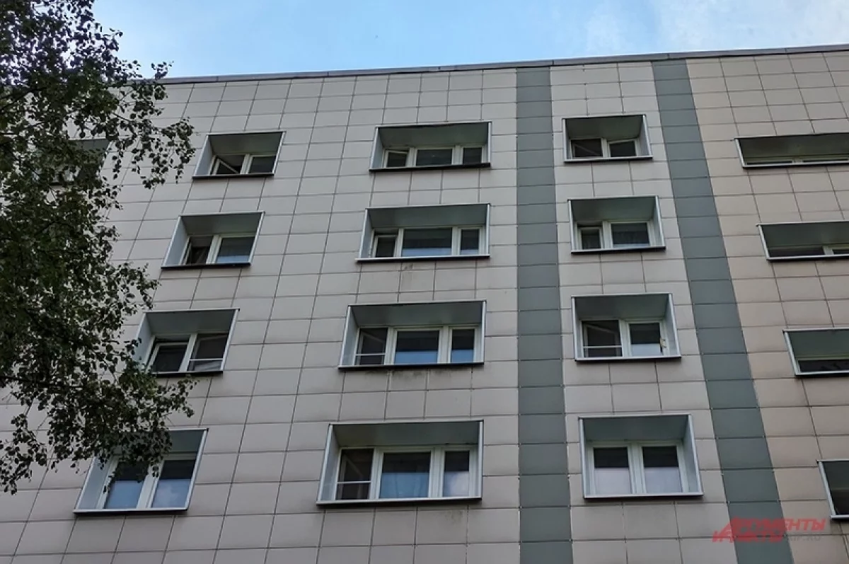 Полуторагодовалый малыш выпал из окна второго этажа в Бийске