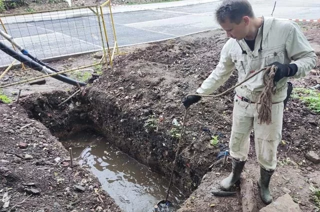 Археологи пытались отводить воду, но раскопы постоянно заливало.