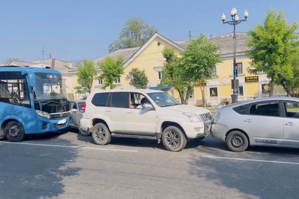 В Хабаровске врачи борются за жизнь водителя автобуса, устроившего ДТП |  АиФ Хабаровск