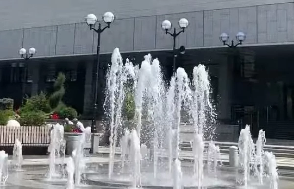На площади перед Ростовским музыкальным театром начал работать фонтан