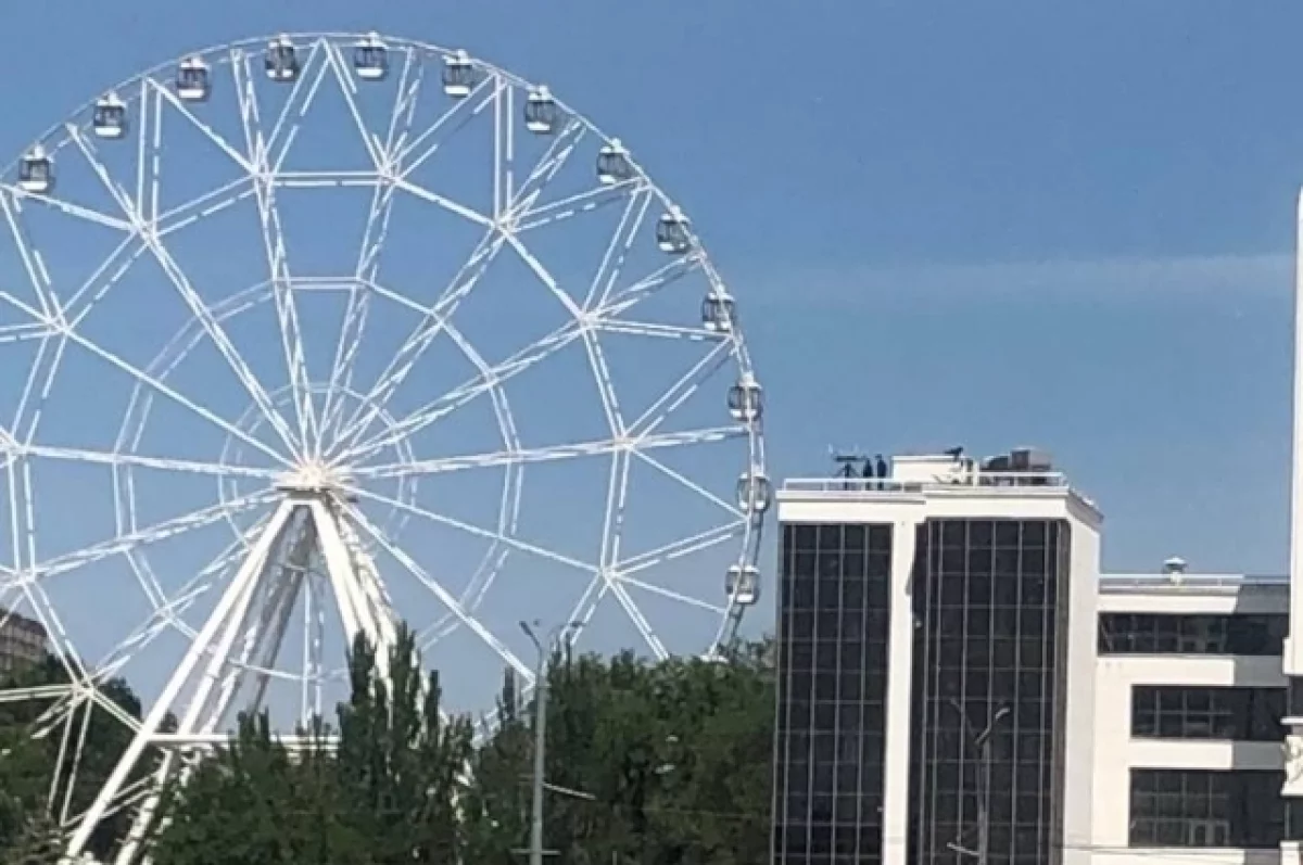 В Ростове на 25 минут остановилось колесо обозрения с людьми в кабинках