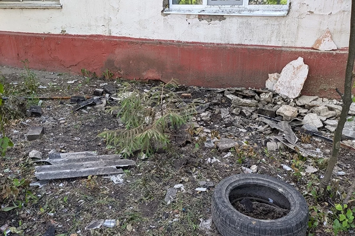 В Ростовской области потушили сложный пожар на складе с автопокрышками