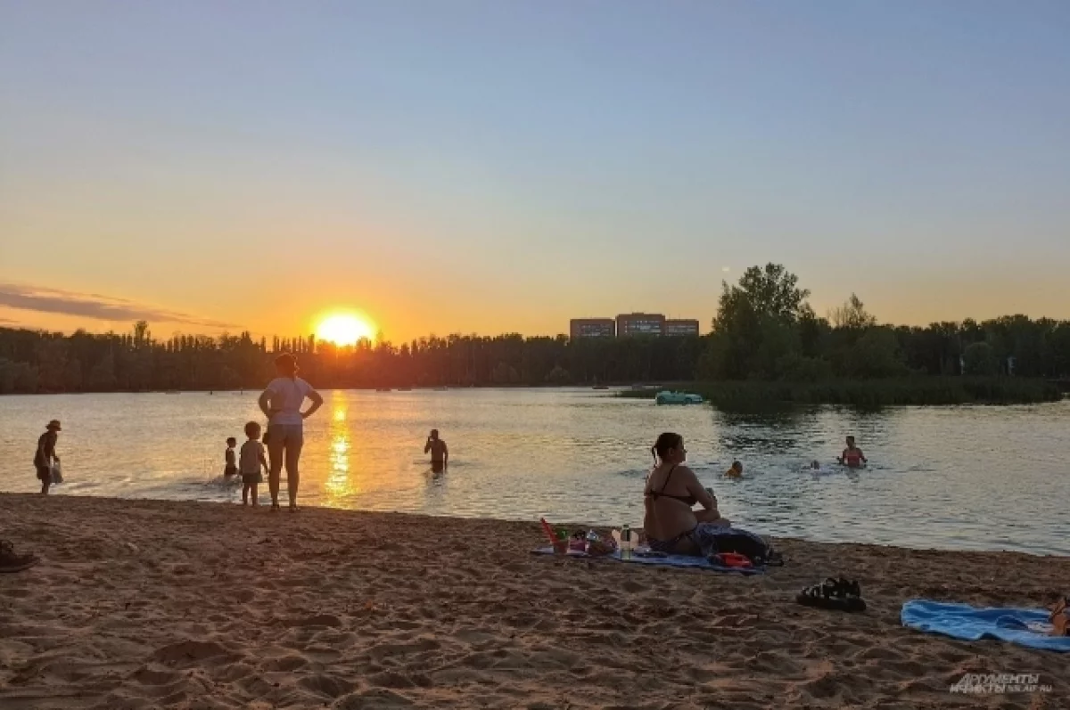 На пляжах Нижнего Новгорода стало в два раза больше людей | АиФ Нижний  Новгород