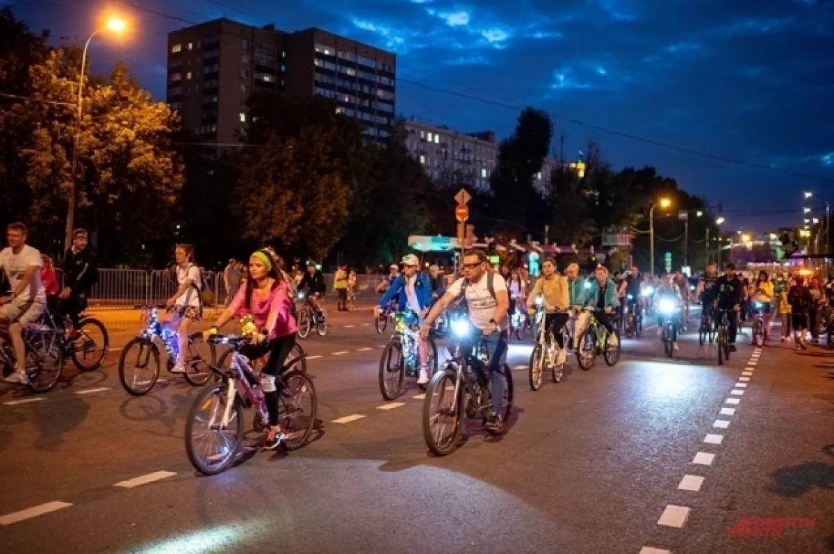 Крутили педали в сумерках. Как прошел Ночной велофестиваль в Москве