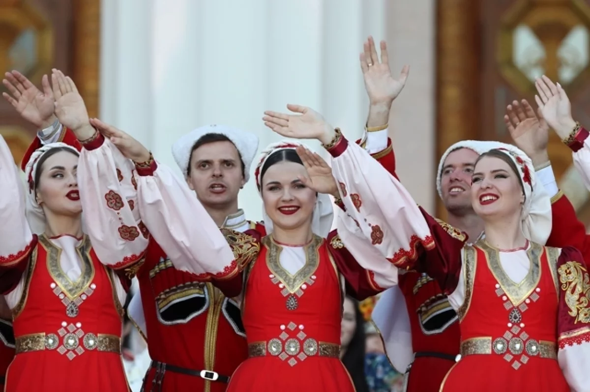 Пели все. Концерт «Россия никогда не заканчивается» закрыл выставку на ВДНХ