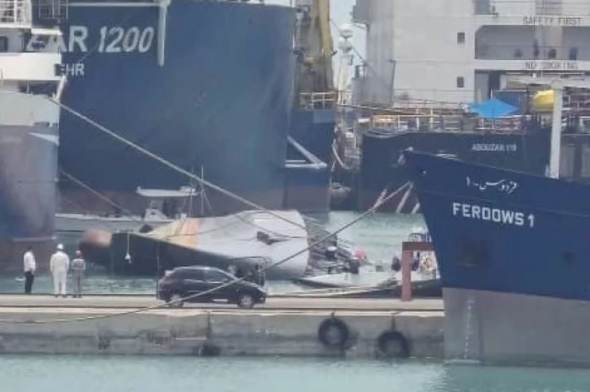 Иранский эсминец опрокинулся на бок после ЧП в порту Бендер-Аббаса
