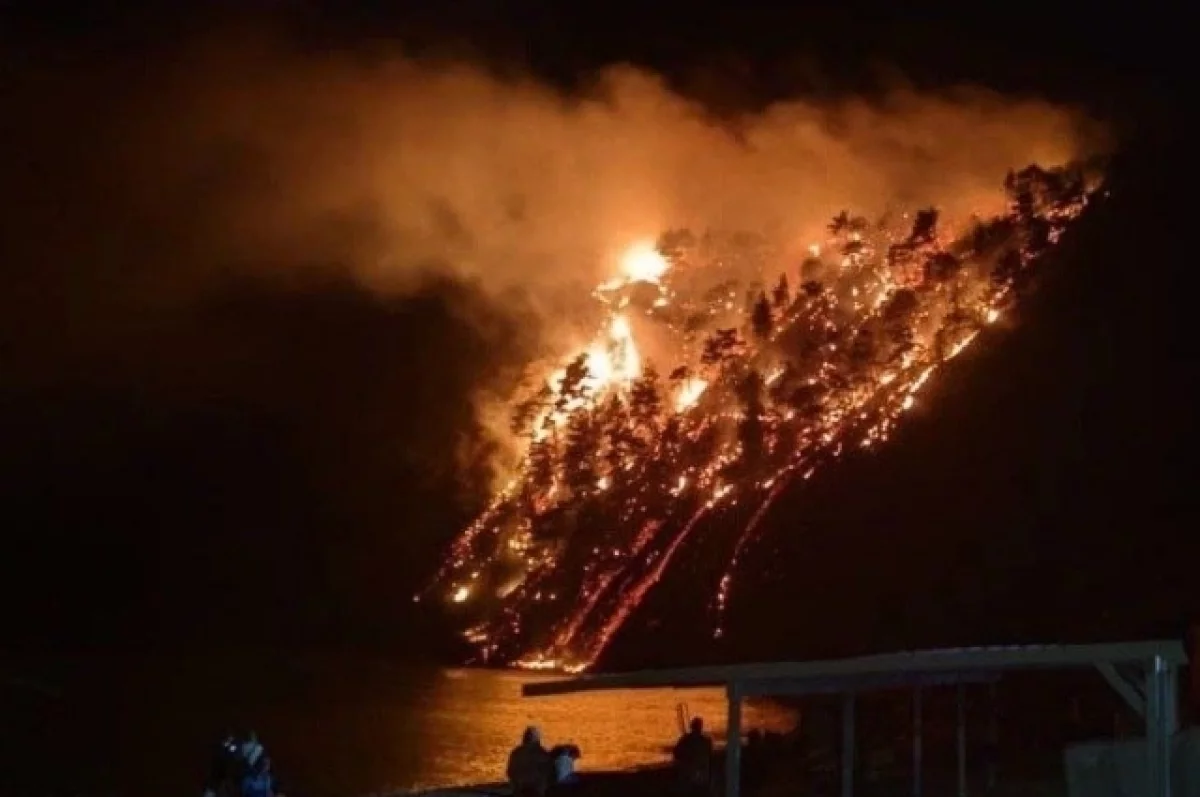В Туапсинском районе Кубани эвакуируют базы отдыха из-за пожара в бухте