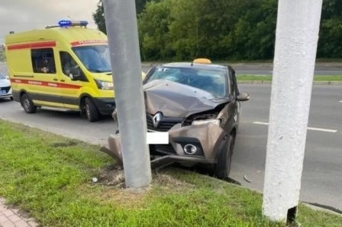 Таксист на Renault Logan протаранил столб на Московском проспекте в Брянске