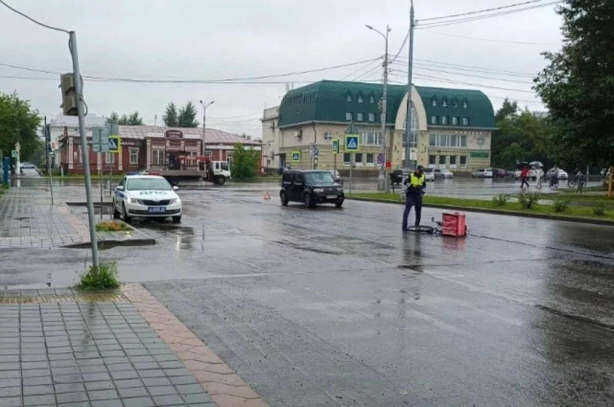 Курьера на велосипеде сбили в центре Барнаула