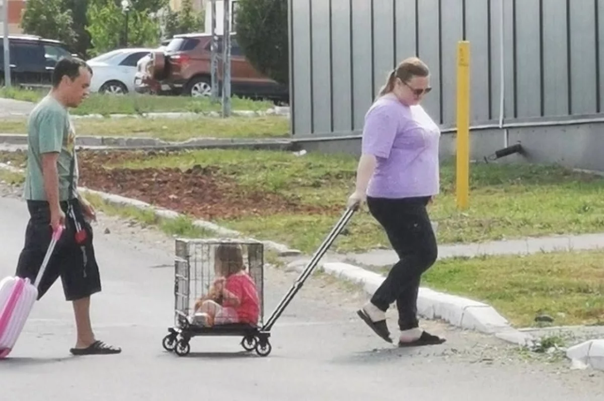 Baza: в Оренбурге родители вывезли ребенка на прогулку в клетке на колесах