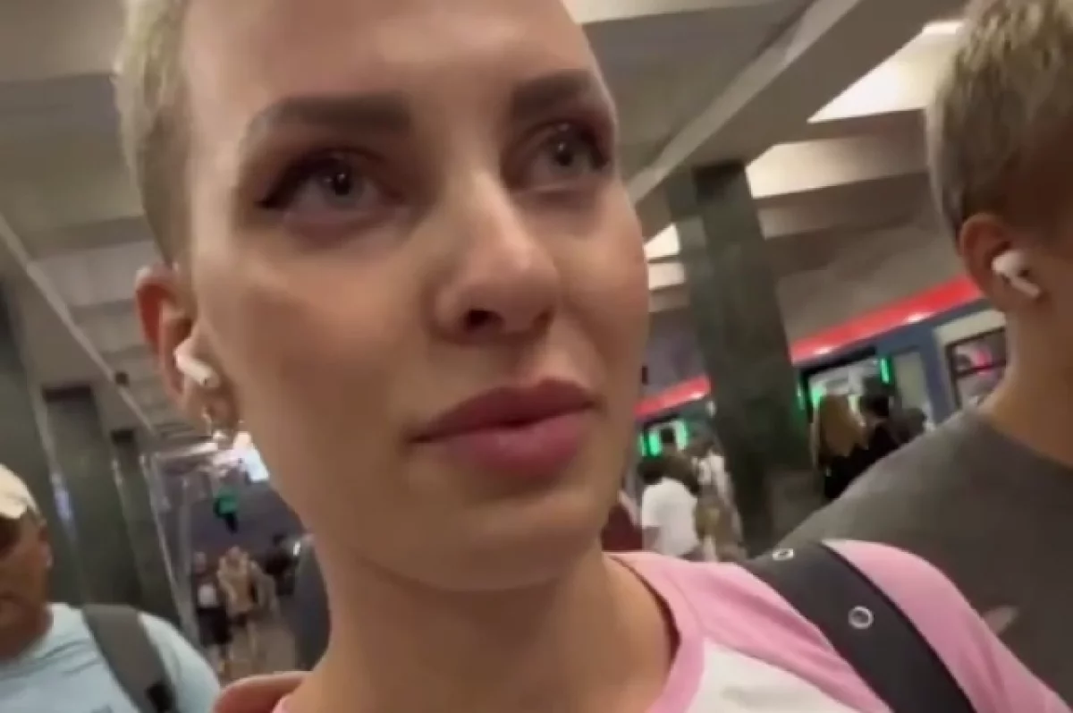 Мужчина выгнал певицу Ермак из вагона метро в Москве из-за ее прически