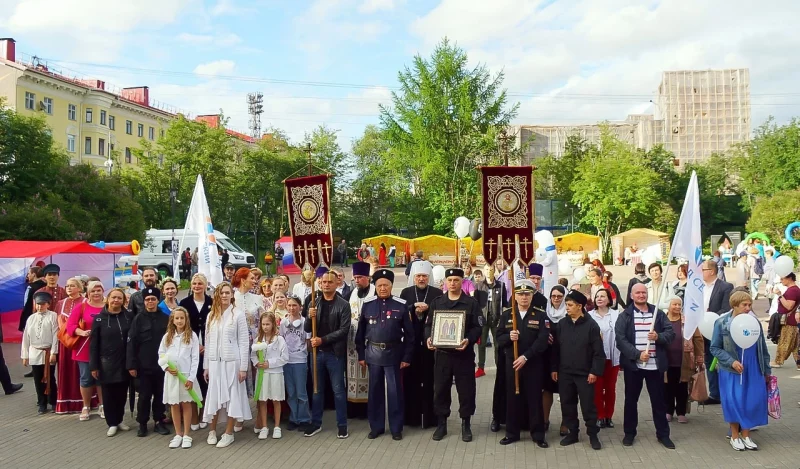 В сквере на улице Ленинградской мурманчане собрались на народные гулянья. 