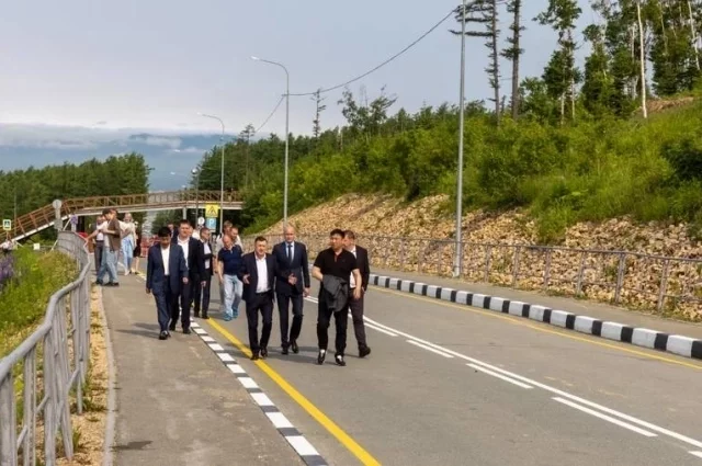 По мнению специалистов, разлом пошел из-за подмывания грунта.