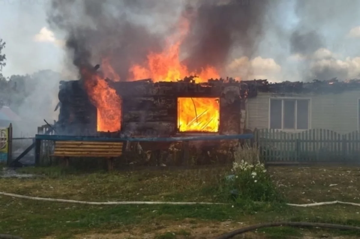 Пять отделений пожарных тушили жилой дом в брянском селе Шведчики