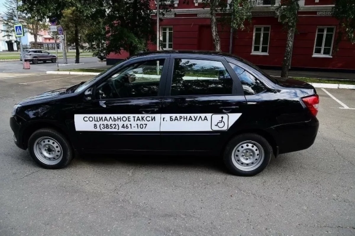 Автопарк социального такси Барнаула пополнился новой машиной