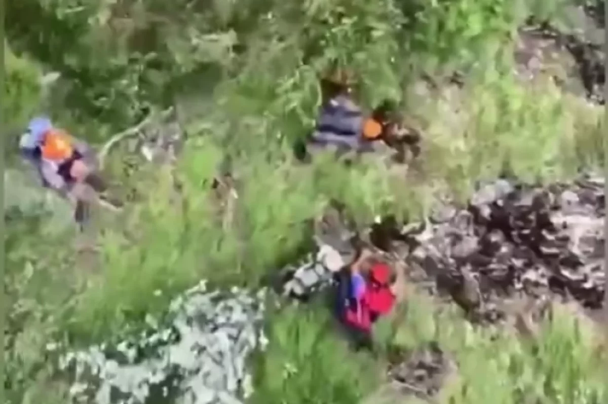 МЧС России показало кадры эвакуации туриста на вертолете в Сочи
