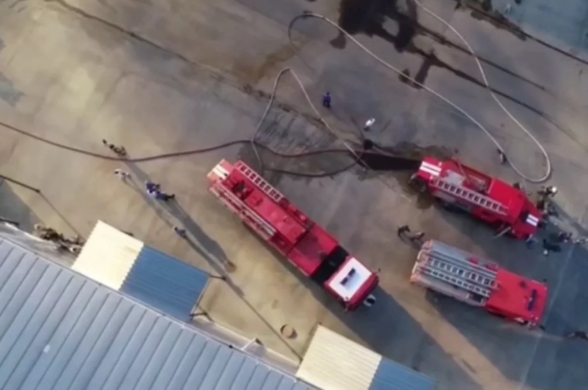 Появились кадры тушения пожара в производственном здании в Краснодаре