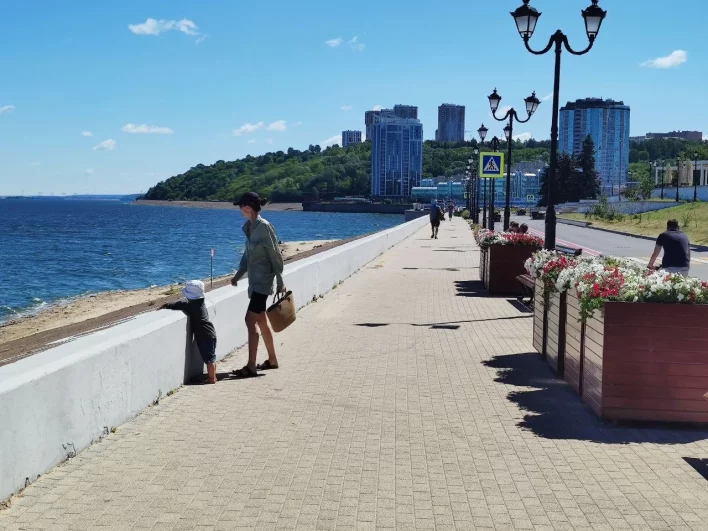 С приходом жары город Чебоксары стал больше похож на курорт. Популярное место для променада — Казанская набережная. 