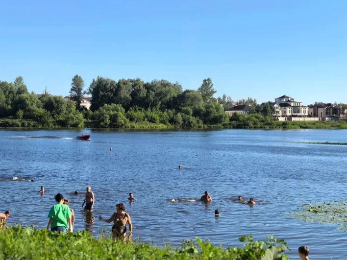 На всех пляжах в Ярославле установлены красные флаги. Это значит, что воду в Волге и Которосли признали небезопасной. Заключение опубликовали специалисты Роспотребнадзора. По этой причине на пляжах проходят регулярные рейды, но это не останавливает отдыхающих. В жару в городе невозможно находиться, и ярославцы ищут возможность искупаться. 