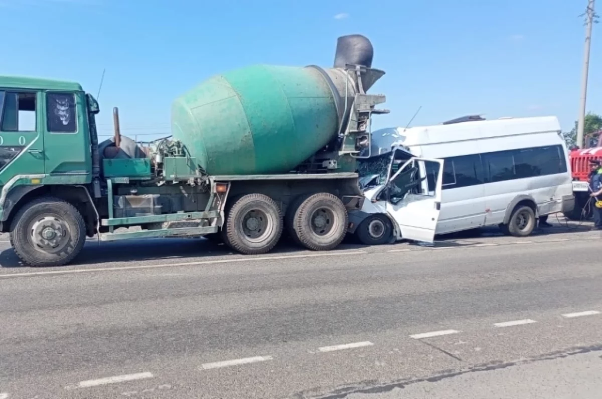 Автобус с пассажирами столкнулся с грузовиком на трассе в Алтайском крае