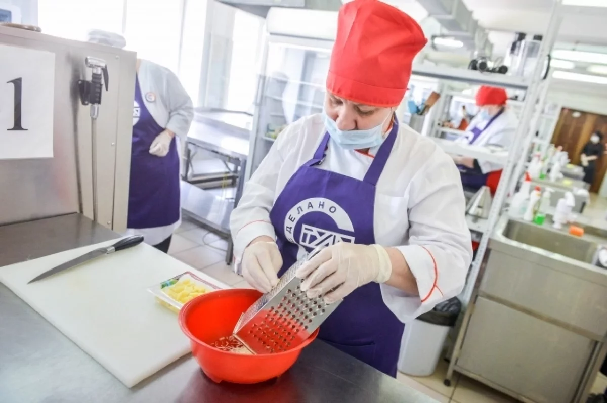 Зарплата поваров на Алтае достигла 200 тысяч рублей
