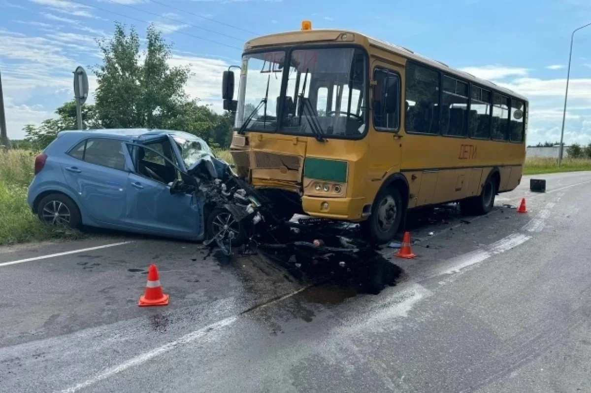 В Калининградской области при ДТП со школьным автобусом пострадали 8 детей