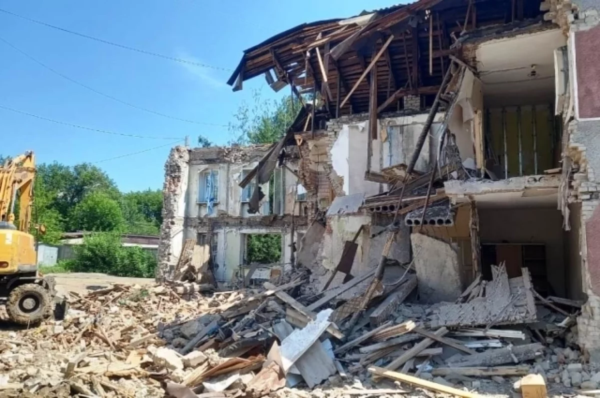 Аварийную двухэтажку сносят на ул. Советской Армии в Барнауле