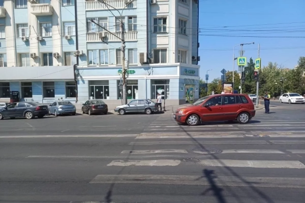 Водитель Ford сбил парней на электросамокате в центре Ростова