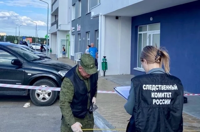 Сначала с верхних этажей на асфальт упала девочка, а следом за ней мужчина. 