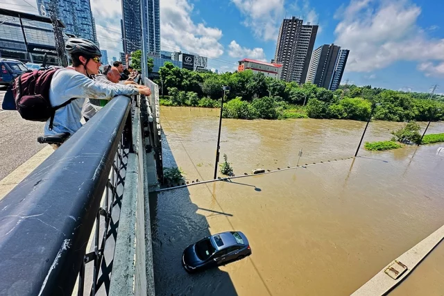 Наводнение из-за проливных дождей в Торонто в 2024 году
